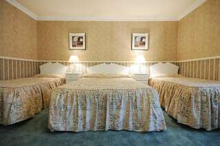 Отели типа «постель и завтрак» Meadowside B&B Банклоди Трехместный номер-3
